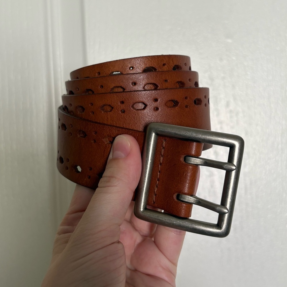 Women’s Classic Distressed Leather Belt w/Silver Buckle. Size Large.